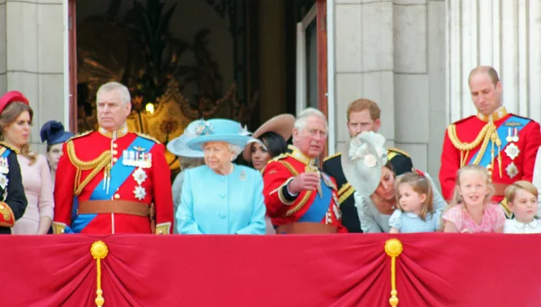 英国伦敦 2018年6月9日 马克尔 哈里王子 乔治王子 查尔斯 米德尔顿 夏洛特公主在白金汉宫为皇室服务 — 图库照片