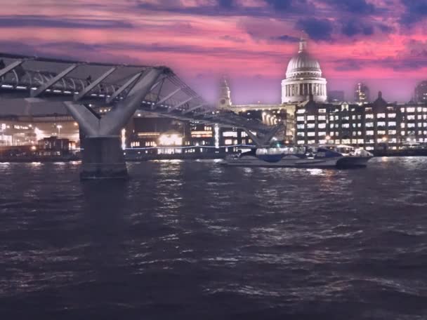 ロンドン イギリス 2022 ポール大聖堂 テムズ川を渡るミレニアムブリッジビュータイムラプス 静止画からアニメーション 両方の橋を渡って歩く川のリップルの人々のフィルムビデオは ロンドン市の人気の観光 観光ランドマークです — ストック動画