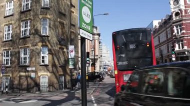 Ulez, Londra, İngiltere - 9 Nisan 2019: Ulez Ultra düşük emisyon bölgesi yeni şarj Londra londra merkezinde uyarı işareti ile yeni Ultra Düşük Emisyon Bölgesi Ulez için hazırlamak. Ulez, 12.50 8 Nisan hisse senedi, görüntüleri, video, klip, film, 