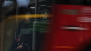 Ulez, Londra, İngiltere - 9 Nisan 2019: Ulez Ultra düşük emisyon bölgesi yeni şarj Londra londra merkezinde uyarı işareti ile yeni Ultra Düşük Emisyon Bölgesi Ulez için hazırlamak. Ulez, 12.50 8 Nisan hisse senedi, görüntüleri, video, klip, film, 