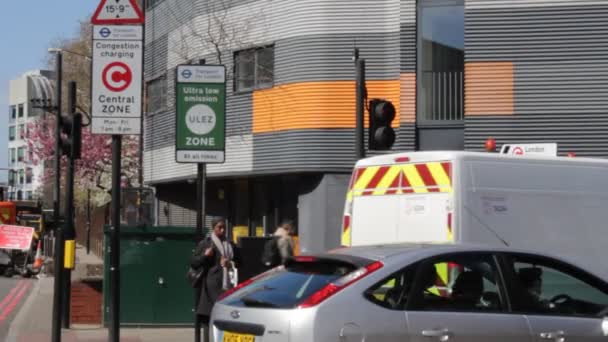 Ulez 2019年4月9日 Ulez超低排放区新收费伦敦准备新的超低排放区Ulez在伦敦市中心的警告标志 Ulez 月库存 — 图库视频影像