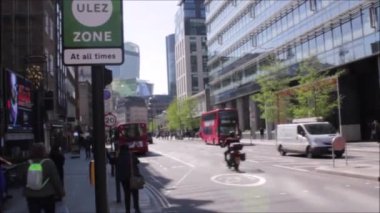 Ulez, Londra, İngiltere - 9 Nisan 2019: Ulez Ultra düşük emisyon bölgesi yeni şarj Londra londra merkezinde uyarı tabelası ile yeni Ultra Düşük Emisyon Bölgesi Ulez için hazırlamak. Ulez, 12.50 8 Nisan hisse senedi, görüntüleri, video, klip, film, 