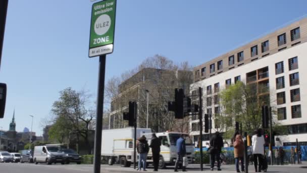 ウレズ ロンドン 2019年4月9日 ウレズ超低排出ゾーン新料金ロンドンは ロンドン中心部に警告標識を持つ新しい超低排出ゾーンウレズの準備をします ウレズ 4月8日のストック ビデオ クリップ フィルム — ストック動画