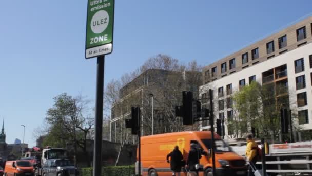 Ulez ロンドン 2019 Ulez 超低排出ゾーン新料金ロンドンは ロンドン中心部の警告標識で 新しい超低排出ゾーンの Ulez のために準備します Ulez — ストック動画