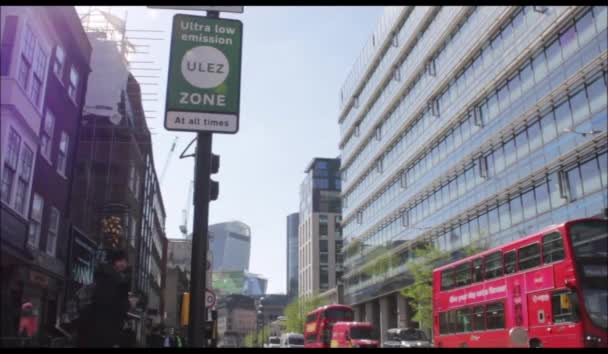ウレズ ロンドン 2019年4月9日 ウレズ超低排出ゾーン新料金ロンドンは ロンドン中心部に警告看板を持つ新しい超低排出ゾーンウレズの準備をします ウレズ 4月8日のストック ビデオ クリップ フィルム — ストック動画