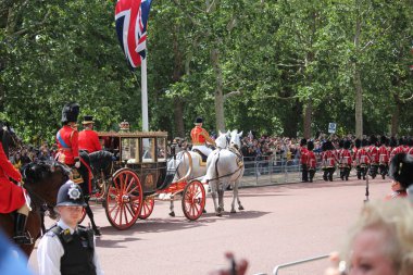 Kraliçe Elizabeth, Londra, İngiltere - 8/6/19 : Kraliçe Elizabeth buckingham Sarayı'na araba ile seyahat, renkli stok fotoğraf fotoğrafı görüntü asker