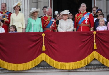 Queen Elizabeth Londra UK 8june 2019-Meghan Markle Prens Harry George William Charles Kate Middleton & Louis Princess Charlotte trooping renk Royal Family Buckingham Palace stok basın fotoğraf
