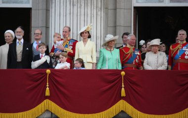 Queen Elizabeth Londra UK 8june 2019-Meghan Markle Prens Harry George William Charles Kate Middleton & Louis Princess Charlotte trooping renk Royal Family Buckingham Palace stok basın fotoğraf