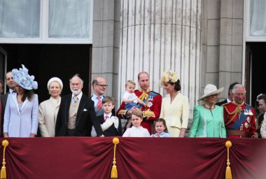 Queen Elizabeth Londra UK 8june 2019-Meghan Markle Prens Harry George William Charles Kate Middleton & Louis Princess Charlotte trooping renk Royal Family Buckingham Palace stok basın fotoğraf