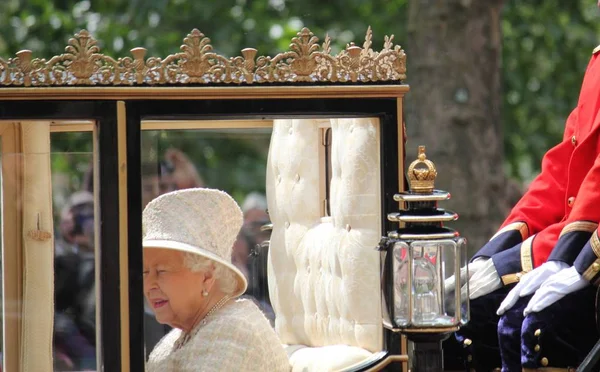 伊丽莎白女王 伊丽莎白女王乘坐马车前往白金汉宫 拍摄彩色库存照片图片 — 图库照片