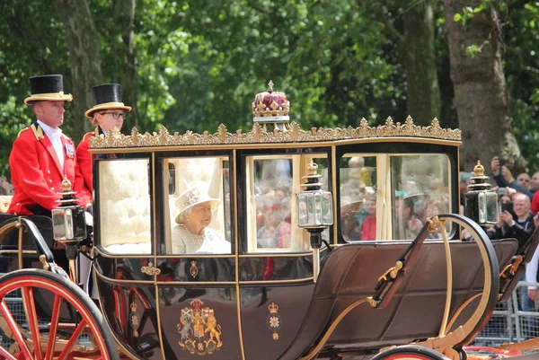 Βασίλισσα Ελισάβετ Λονδίνο Βασίλισσα Ελίζαμπεθ Ταξιδεύει Στο Παλάτι Του Μπάκιγχαμ — Φωτογραφία Αρχείου