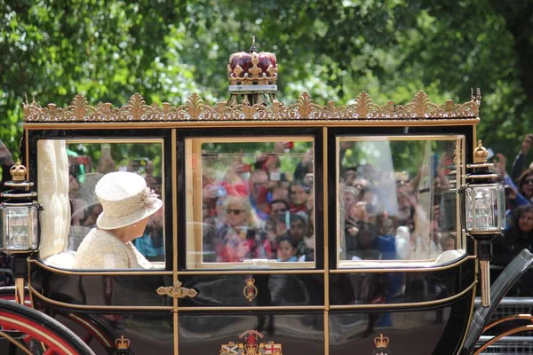 Queen Elizabeth Londyn Wielka Brytania Królowa Elżbieta Podróżuje Pałacu Buckingham — Zdjęcie stockowe