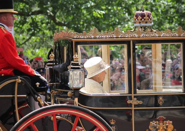 엘리자베스 엘리자베스 여왕이 마차를 버킹엄 궁전으로 이동하여 사진을 부대에 — 스톡 사진