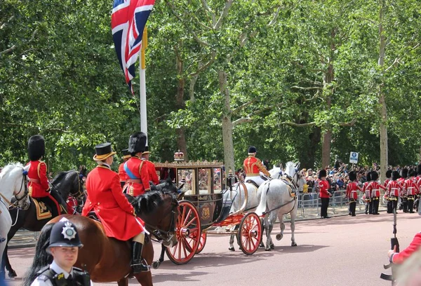 Kraliçe Elizabeth, Londra, İngiltere - 8/6/19 : Kraliçe Elizabeth buckingham Sarayı'na araba ile seyahat, renkli stok fotoğraf fotoğrafı görüntü asker