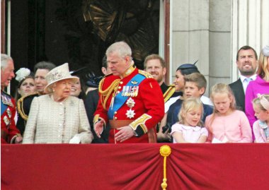 Queen Elizabeth London uk 8 Haziran 2019- Meghan Markle PrensHarry George George Charles Charles Kate Middleton & Louis Prenses Charlotte ve Camilla Parker Bowles renkli Trooping de Royal Family Buckingham Palace stok Basın fotoğraf