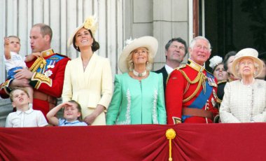 Queen Elizabeth London uk 8 Haziran 2019- Meghan Markle PrensHarry George George Charles Charles Kate Middleton & Louis Prenses Charlotte ve Camilla Parker Bowles renkli Trooping de Royal Family Buckingham Palace stok Basın fotoğraf