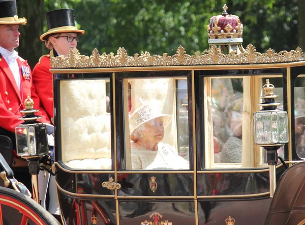 伊丽莎白女王 伊丽莎白女王乘坐马车前往白金汉宫 拍摄彩色库存照片图片 — 图库照片