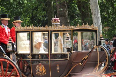 Kraliçe Elizabeth, Londra, İngiltere - 8/6/19 : Kraliçe Elizabeth, Doğum Günü'nde korumaları inceledikten sonra buckingham sarayına giderken renkli stok fotoğraf fotoğrafı görüntüsü. 