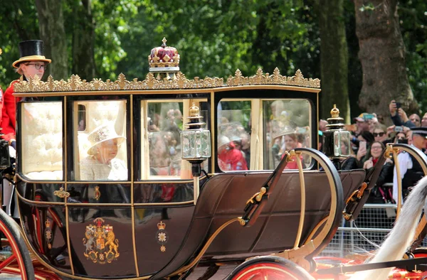 Königin Elizabeth London Königin Elizabeth Reist Einer Kutsche Zum Buckingham — Stockfoto