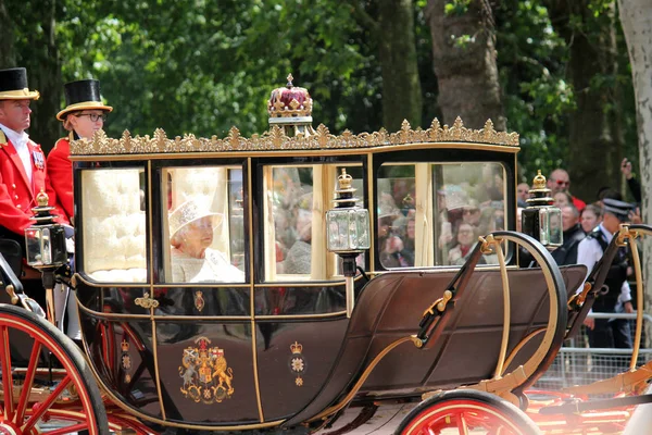 Queen Elizabeth Londyn Wielka Brytania Królowa Elżbieta Podróżuje Pałacu Buckingham — Zdjęcie stockowe