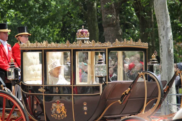 Queen Elizabeth London Queen Elizabeth Travels Buckingham Palace Carriage Inspecting — стоковое фото