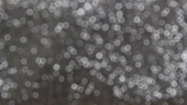 Gümüş Noel kutlaması, arka plan ışıkları Bokeh 'i kutluyor, arka plan aydınlatması soyut ışık parlatıcısı çözülmüş ve bulanık xmas veya yeni yıl rengi, parıltı, ışıltı dokusu deseni. 