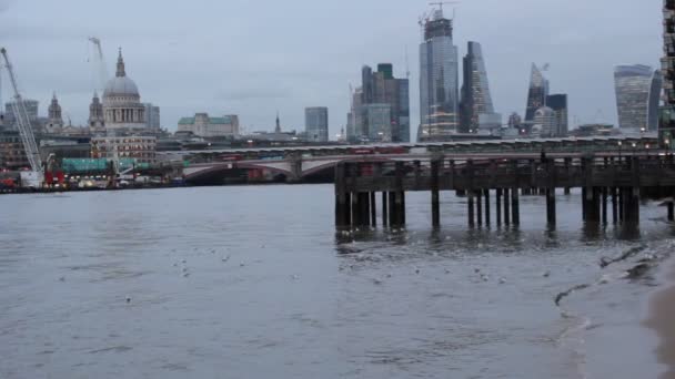 ロンドン イギリス 2022 ポール大聖堂 テムズ川を渡るミレニアムブリッジビュータイムラプス 静止画からアニメーション 両方の橋を渡って歩く川のリップルの人々のフィルムビデオは ロンドン市の人気の観光 観光ランドマークです — ストック動画
