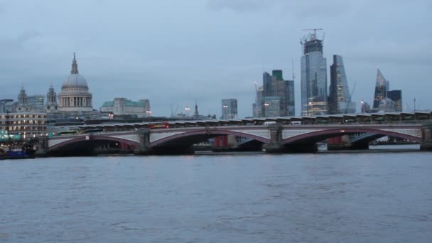 London 2022 Pauls Cathedral Millennium Bridge View Thames River Time — стокове відео