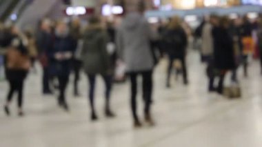 Londra, İngiltere - 02.02.2019: Londra Halkı Finansal İş Saati 'nin üstünden yürüme trafiği kalabalığı kış banliyö banliyö banliyö banliyöleri kış video görüntüleri
