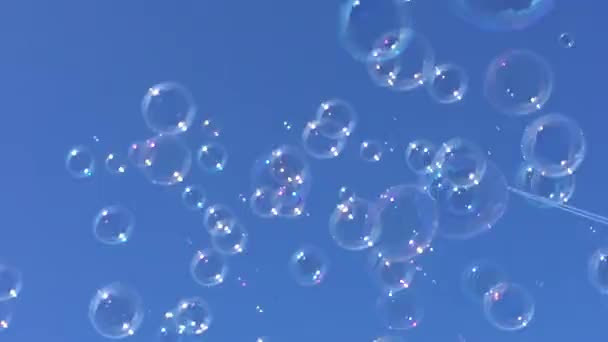 Bąbelki Pływające Bańki Mydlane Dryfują Niebieskim Niebie Chmurami Czas Materiał — Wideo stockowe