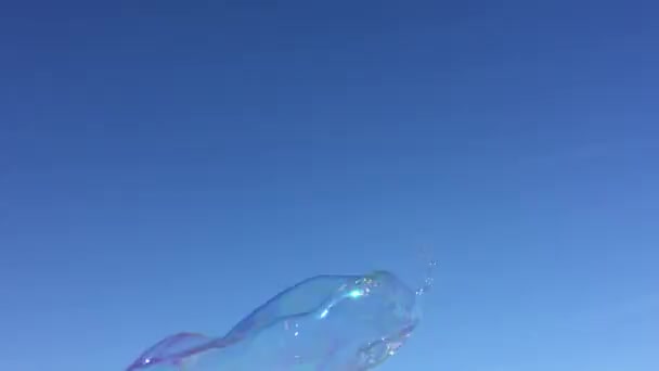 Пузырьки Плавающие Мыльные Пузыри Дрейфуют Голубом Небе Облаками Складе Кадры — стоковое видео