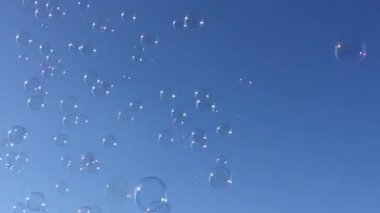 Kabarcık yüzen arkaplan sabun köpüğü. Yüzen baloncuk. Mavi gökyüzünde yüzen sabun.