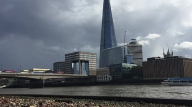 Londra, İngiltere - 03.03.2022: Thames nehri üzerindeki Shard ve Millennium köprüsü - stok video görüntüleri