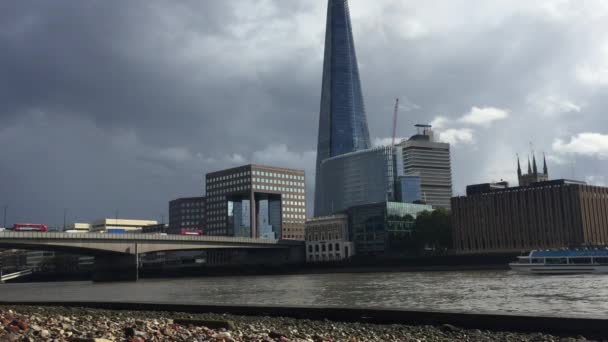 London 2022 Scherben Und Millenniumsbrücke Über Die Themse London Archivbild — Stockvideo