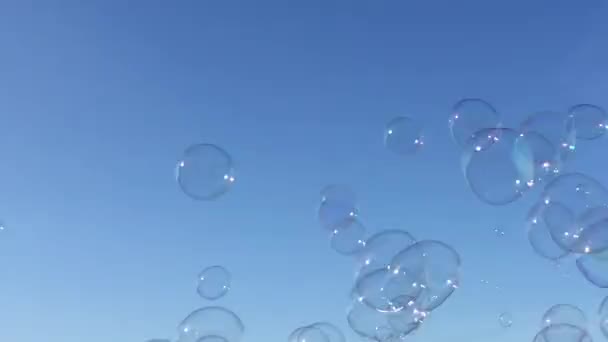 泡沫漂浮在蓝天的肥皂泡带着云柱 — 图库视频影像