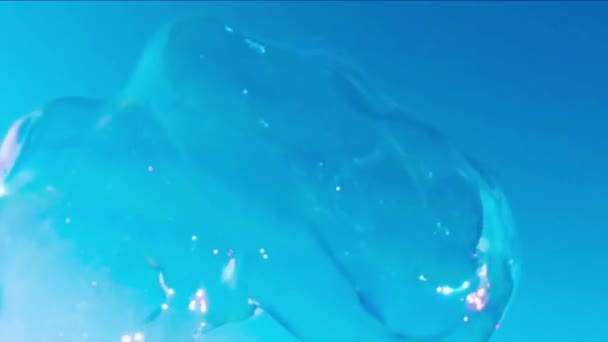 Bąbelki Pływające Bańki Mydlane Dryfują Niebieskim Niebie Chmurami Czas Materiał — Wideo stockowe