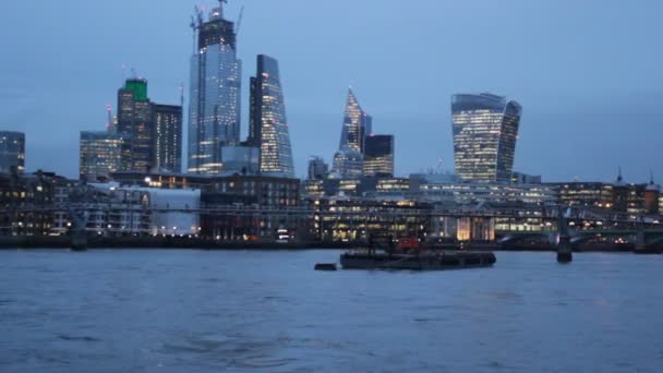 ロンドン英国 2022 シティスカイラインは ロンドンブリッジを含む夜にテムズ川を渡って金融街の景色を照らします 20のフェンチャーチ ロイズビル ウィリスビル ヘロンタワー 100のビショップゲートなどの有名な建物もあります — ストック動画