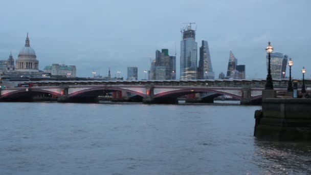 Λονδίνο Ηνωμένο Βασίλειο 2022 Pauls Cathedral Millennium Bridge View Thames — Αρχείο Βίντεο