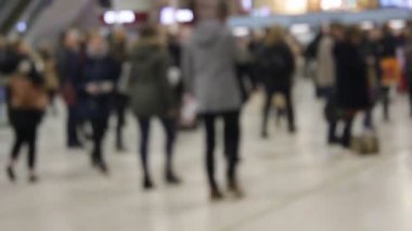 İngiltere 'deki tren istasyonunda trafik yoğun. Yolcular ve turistlerle dolu.