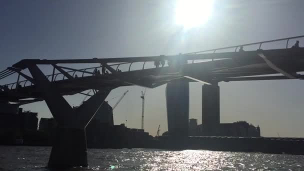 London 2022 Millennium Bridge View Thames River London Stock Footage — ストック動画