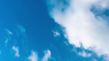 Bulutlar ve gökyüzü bulutları zaman aşımına uğramış arkaplan stok görüntülerini kopyalama alanı ile görüntüler 