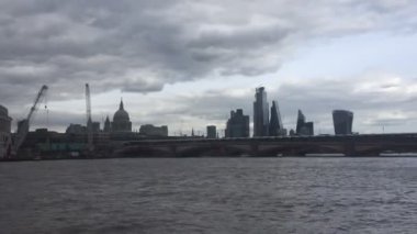 Londra, İngiltere - 02.02.2022: Thames nehri boyunca uzanan Milenyum köprüsü görüntüsü, durgunluktan hareketlilik, hem köprüde yürüyen nehir dalgalanması yapan insanların görüntüsü Londra şehrinin popüler turizm ve turizm simgeleri. 