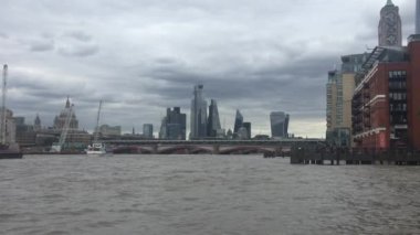 Londra, İngiltere - 02.02.2022: Thames nehri boyunca uzanan Milenyum köprüsü görüntüsü, durgunluktan hareketlilik, hem köprüde yürüyen nehir dalgalanması yapan insanların görüntüsü Londra şehrinin popüler turizm ve turizm simgeleri. 