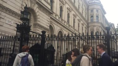 DOWNING STREET, LONDON, İngiltere - 9 Eylül 2019: Westminster, Londra 'da Downing Street (10 numara İngiliz Başbakanı) Boris Johnson, otomobil çıkış - Londra stok video