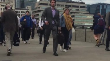 Londra, İngiltere - 02.02.2019: kalabalık saat yolcuları ve Waterloo Köprüsü üzerinde yürüyen insanlar, gerçek zamanlı borsa görüntüleri