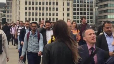 Londra, İngiltere - 02.02.2019: kalabalık saat yolcuları ve Waterloo Köprüsü üzerinde yürüyen insanlar, gerçek zamanlı borsa görüntüleri