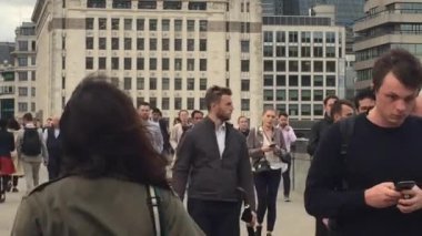 Londra, İngiltere - 02.02.2019: kalabalık saat yolcuları ve Waterloo Köprüsü üzerinde yürüyen insanlar, gerçek zamanlı borsa görüntüleri