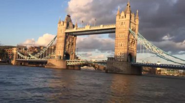 Londra, Uk - 9 / 19 / 2019: Thames Nehri ışıkları, Londra 'nın ünlü dönüm noktası ve turist turistik merkezi - Stok görüntüleri 