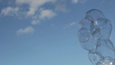 köpükler kabarcıklar yüzen sabun mavi gökyüzünde sürüklenirken bulut stok video, klip