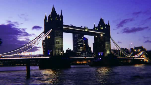 2021年9月19日 日落时的塔桥 泰晤士河的灯光映照在河上 著名的伦敦地标和旅游景点 — 图库视频影像